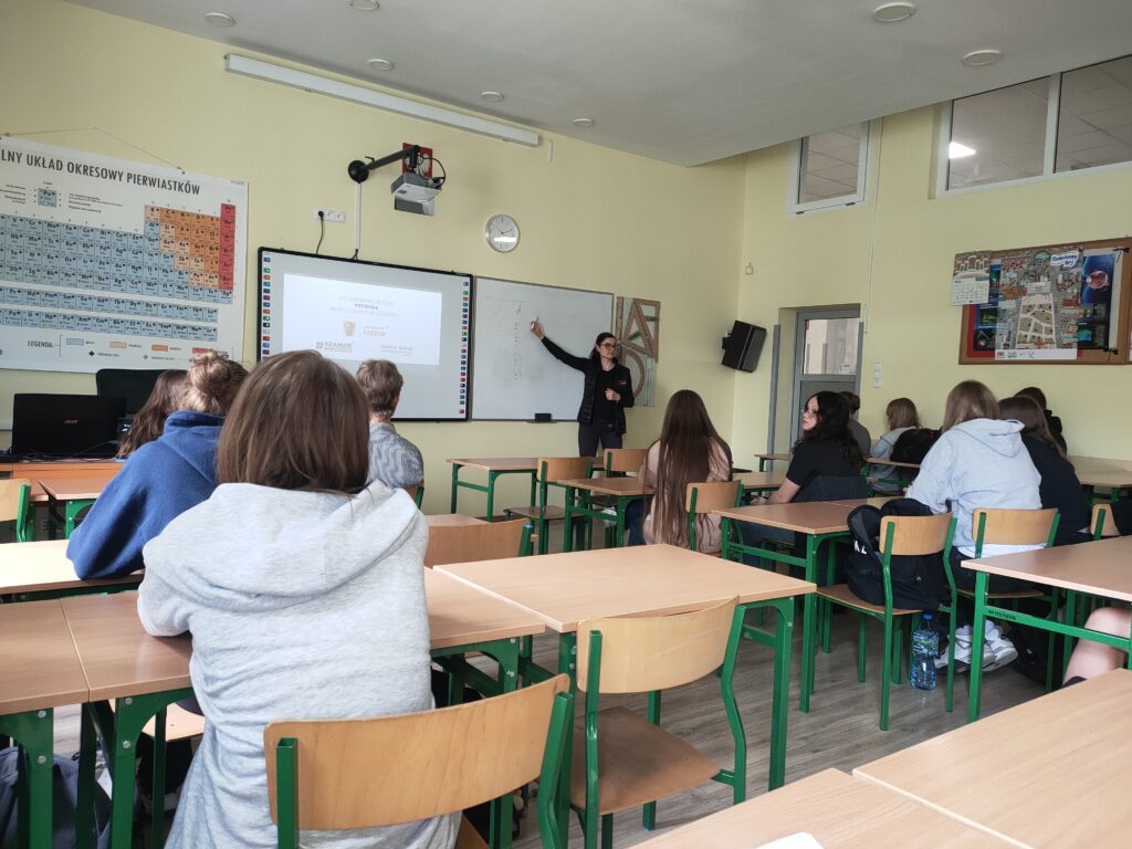 uczniowie w klasie lekcyjnej