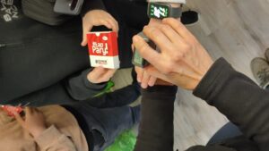 pieczątka SZANUJENIEHEJTUJE i gra karciana