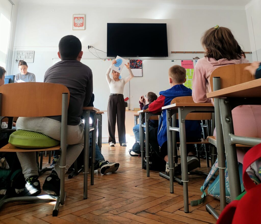 klasa lekcyjna podczas warsztatów z psycholożką